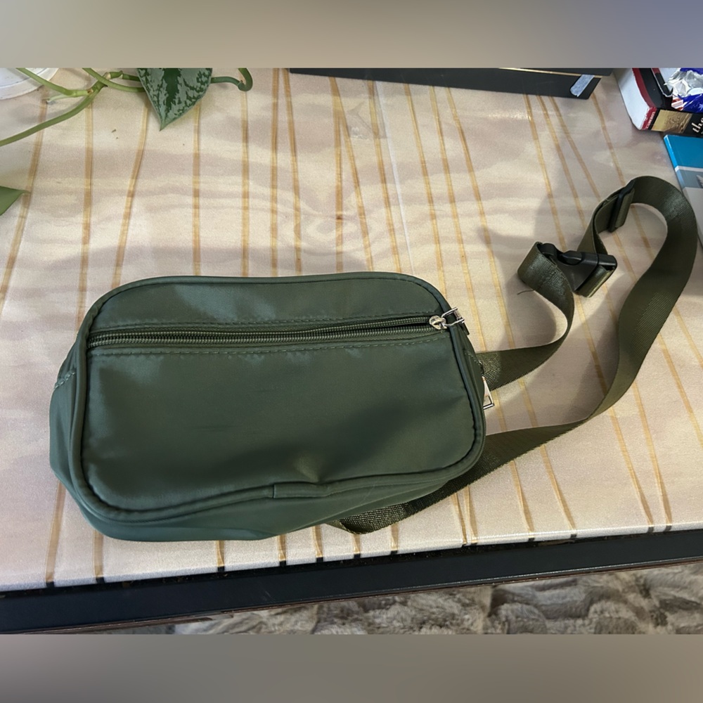 NWOT Olive Forest Green Shoulder Belt Bag Fannypack Holiday Green Resortwear
